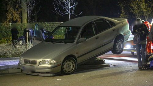 Auto-vast-op-steen-McDonalds-Nederweert-2