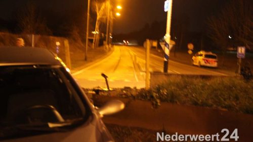 In de nacht van woensdag op donderdag is een auto met zeer hoge snelheid boven bovenop de rotonde van de Randweg Zuid - Hoofstraat - Eind terecht gekomen.