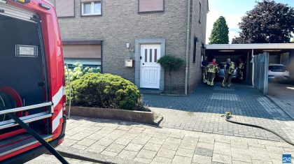 Autobrand-onder-carport-Boshoven-1