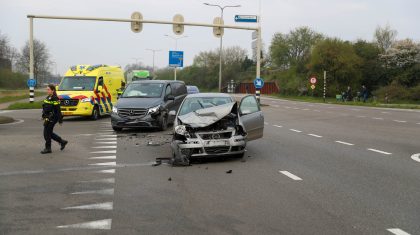 Autos-botsen-op-kruising-Lindenstraat-Randweg-Zuid-Nederweert-2