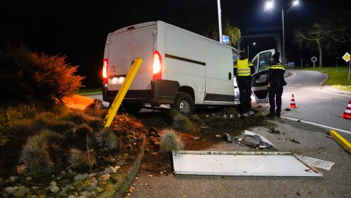 Bedrijfsbus-richt-ravage-aan-rotonde-Nederweert-N275-Venloseweg-1