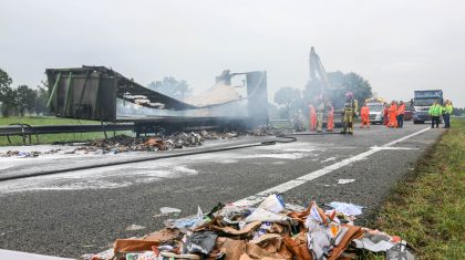 Berging-brandende-vrachtwagentrailer-A2-Weert-13