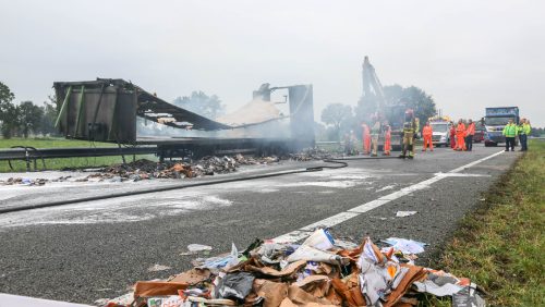 Berging-brandende-vrachtwagentrailer-A2-Weert-13