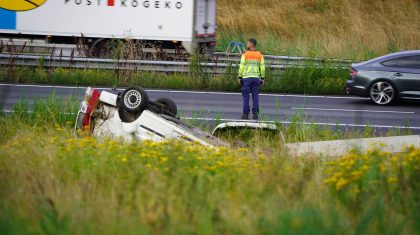 Bestelauto-met-aanhanger-op-de-kop-naast-A2-5