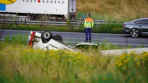 Bestelauto-met-aanhanger-op-de-kop-naast-A2-5