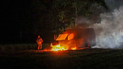 Bestelbus-in-brand-Wessemerdijk-Nederweert-4