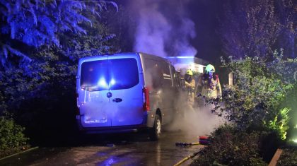 Bestelbus-in-brand-op-oprit-woning-Maaseikerweg-Weert-2