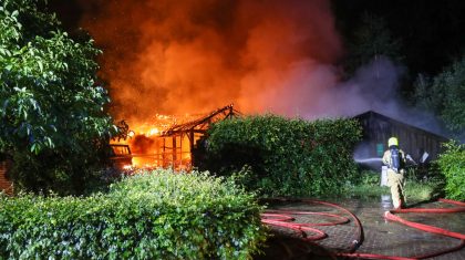 Bliksem-zet-schuur-in-brand-bij-woning-Vieruitersten-in-Meijel-2