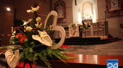 Kerk Nederweert Eind bestaat 75 jaar. Bloemstukken worden klaar gemaakt