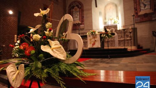 Kerk Nederweert Eind bestaat 75 jaar. Bloemstukken worden klaar gemaakt