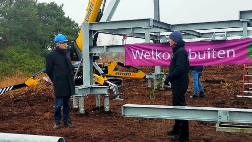 Bouw-uitkijktoren-in-De-Groote-Peel-van-start-Wethouder-Voss