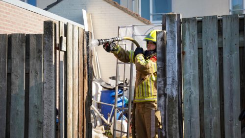 Brandweer-blust-achterpoort-aan-Magdalenastraat-in-Weert-5