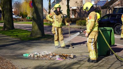 Brandweer-blust-smeulend-brandje-in-container-aan-Molenweg-in-Nederweert-2