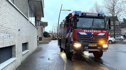 Brandweer-controleert-appartement-Geenestraat-Nederweert-na-koolmonoxide-alarm