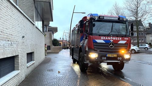 Brandweer-controleert-appartement-Geenestraat-Nederweert-na-koolmonoxide-alarm