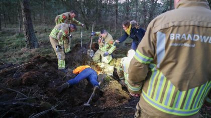 Brandweer-redt-hondje-uit-konijnenhol-Weerterbos-Nederweert-5