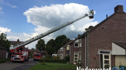 De brandweer heeft donderdagmiddag een kat van het dak gehaald aan de Ribesstraat in Nederweert. De kat zat al meer dan 24 uur op het dak en wilde er niet vanaf komen.