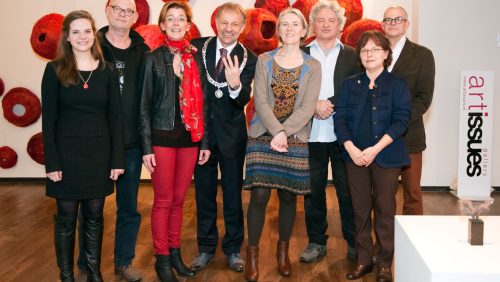 Burgemeester-Jos-Heijmans-en-initiatiefnemer-Lilian-Creemers-samen-met-de-6-Weerter-kunstenaars-_foto-gemaakt-door-fotograaf-Irene-van-Wel