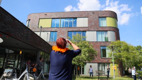 Burgemeester-Op-de-Laak-bezoekt-St-Joseph-Nederweert-op-Koningsdag-14