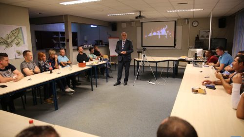 Burgemeester-bij-brandweervrijwilligers-Nederweert-1