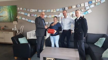 Burgemeester-reikt-Brandweerkoffertje-uit-aan-eerste-baby-van-oktober-