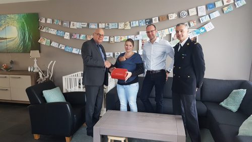 Burgemeester-reikt-Brandweerkoffertje-uit-aan-eerste-baby-van-oktober-