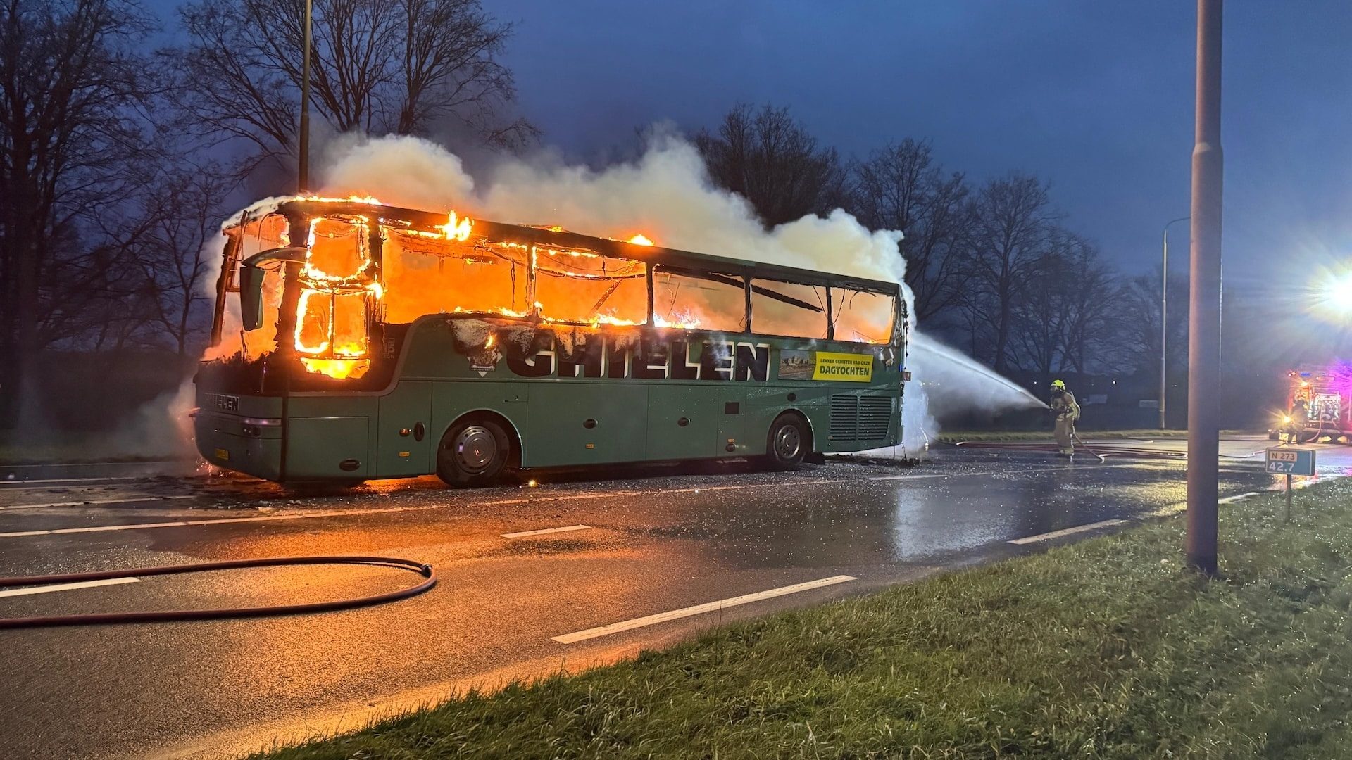 Bus-vol-scholieren-vat-vlam-leerlingen-en-chauffeur-ongedeerd-Grathem