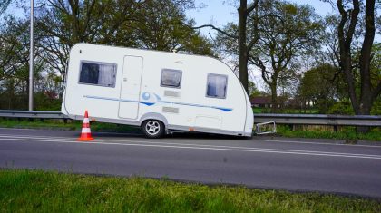 Caravan-raakt-los-N266-Nederweert-1