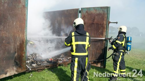 De campinggasten hadden allemaal het terrein verlaten. De tenten zijn van binnen grotendeels opgeruimd en dus was het voor de organisatoren tijd om hun bedje op te zoeken. Terug lopen naar de camping zien ze dat daar een verzamelcontainer van afval van de camping staat te smeulen. Al het water op het terrein was afgesloten dus zat er niks anders op dan de brandweer te bellen.