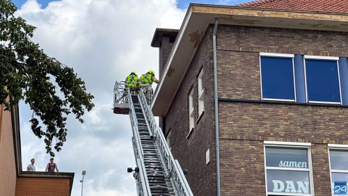 Dakgoot-vat-vlam-tijdens-werkzaamheden-RICK-gebouw-Weert-5