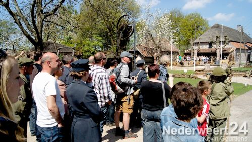 Zo'n 150 acteurs in historische kledij en met authentiek materiaal doen er aan mee. Er wordt een dorp in de Peel geënsceneerd. Duitse soldaten zijn er ingekwartierd , terwijl een gedeelte al bevrijd is door Amerikanen en Britten.