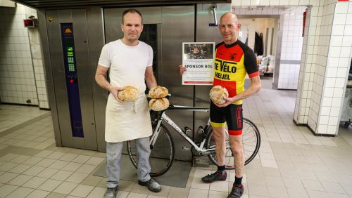 Dikke-Mik-verkoopt-Sponsorbol-om-Johan-Kessels-te-steunen-met-zijn-Tour-for-Life-1