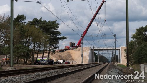 Gisteren zijn de grote liggers van het Ecoduct bij de Weeterbossen gelegd.