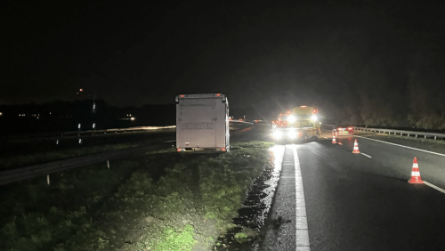 Eenzame-paardentrailer-aangetroffen-op-A2-bij-Nederweert