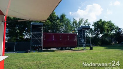 Opbouwen muziekfestival  Ell Nino in Ell. De vrijwilligers zijn er klaar voor.