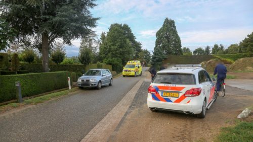 Fietser-botst-tegen-auto-Schoorstraat-Baexem-1