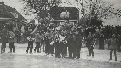 Frans-Kessels-en-Hofkapel-De-Hoempa-in-Elfstedentocht-Weekblad-Nederweert-1997