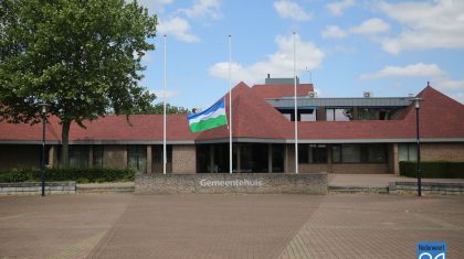 Gemeentehuis-halfstok-4353