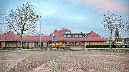 Gemeentehuis-vlag-halfstok-2