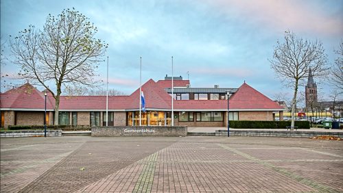 Gemeentehuis-vlag-halfstok-2