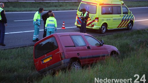 Zondagavond 12 mei, rond 22:00 uur is er een auto van de snelweg A2 geraakt een stuk voor de spoorbrug.