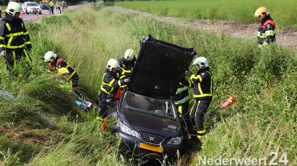 Verkeersongeval Staldijk - Boerderijweg Heibloem. Auto raakt in een diepe sloot