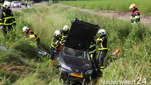 Verkeersongeval Staldijk - Boerderijweg Heibloem. Auto raakt in een diepe sloot