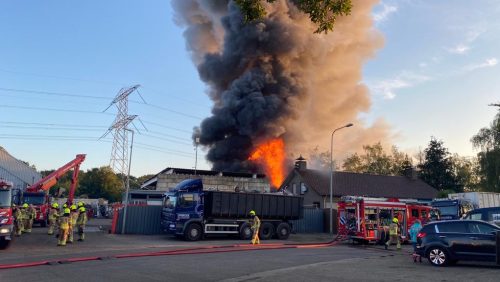 Grote-brand-bij-metaalrecyclingbedrijf-in-Haelen