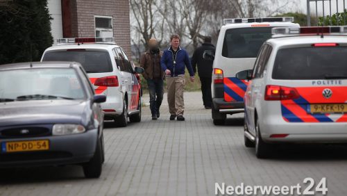 Tijdens de inval zijn 480 hennepplanten ontdekt in de slaapkamers en op zolderverdieping van de woning. De politie heeft  twee personen aangehouden voor kweek van hennepplanten en diefstal van stroom. Achter de woning liggen nog 3 loodsen. Deze worden nog nader onderzocht.