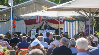 Historische-vliegtuigen-vliegen-over-Eynderhoof-tijdens-feestelijke-herdenking-32