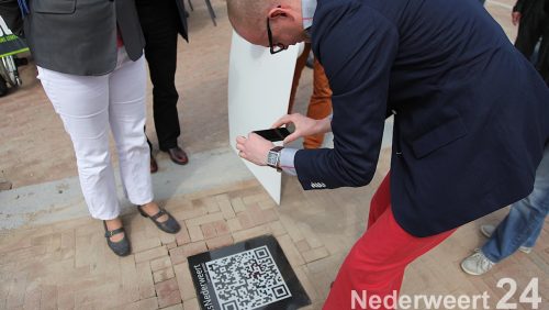 Hubert Mackus, Renée Wernink en centrummanager Gerrit Timmerman hebben om 14.30 uur symbolisch het vernieuwde horecaplein in Nederweert geopend door het onthullen van twee "DitisNederweert-tegels". Dit alles onder toeziend oog van de uitbaters van Café Matchpoint, Eetcafé de Kleine Winst en Guulke Eten en drinken.