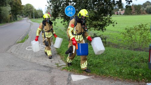 Jerrycans-op-Houtsweg-Nederweert-Eind-1