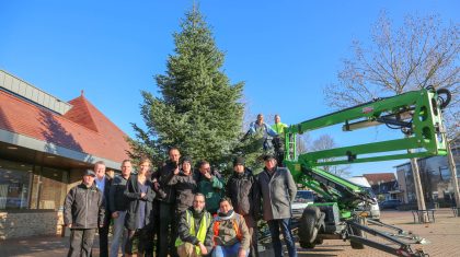 Kerstboom-versierd-bij-gemeentehuis-Nederweert-8