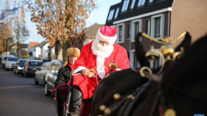 Kerstman-door-straten-van-Ospel-5